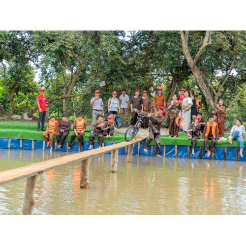 Team building: chạy xe đạp qua cầu ván